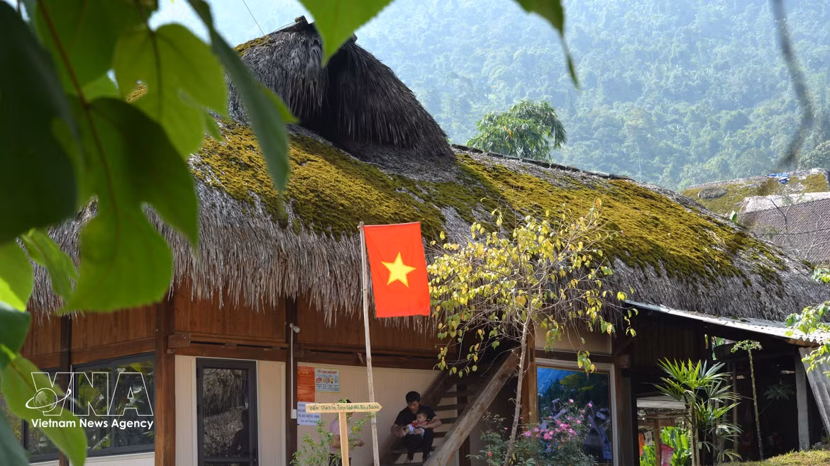 下坪村瑶族人屋顶上的苔藓之色