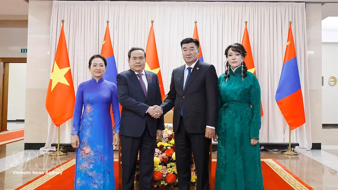 越南国会主席陈青敏与蒙古国家大呼拉尔主席举行会谈