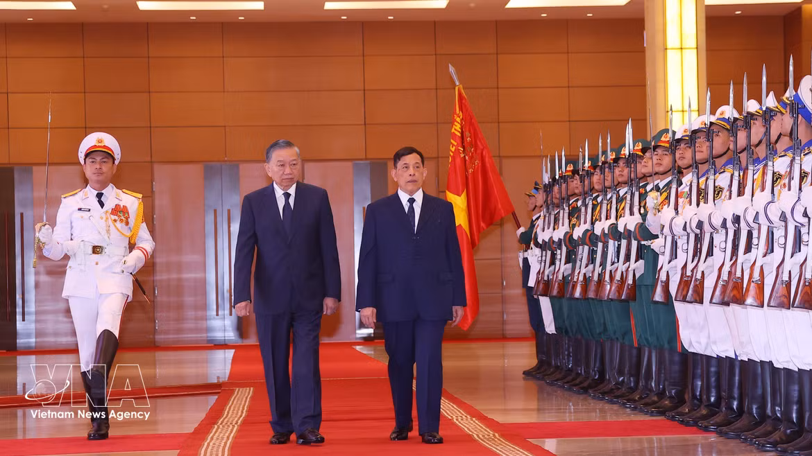 越南隆重举行仪式 欢迎泰国国王与王后访越