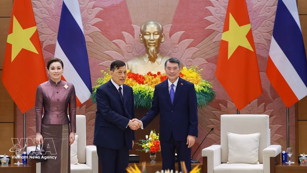 越南政府总理黎明兴、国会主席陈青敏分别会见泰国国王与王后