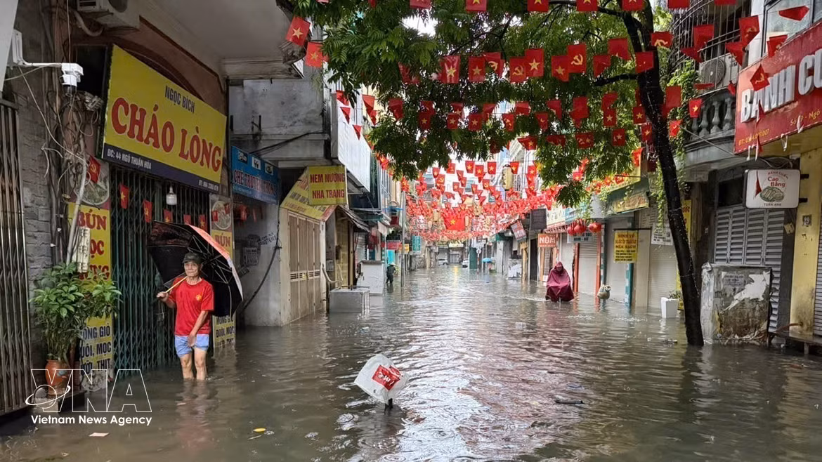 河内暴雨致多条街道严重内涝 交通大面积拥堵