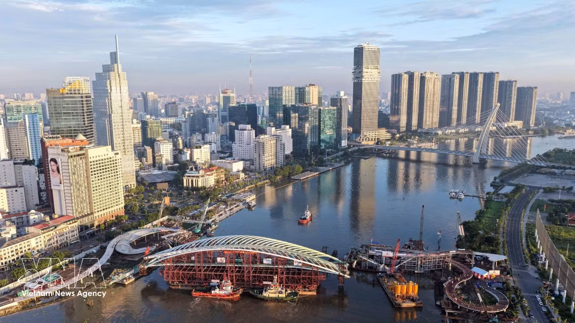 胡志明市西贡河步行桥合龙