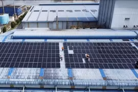 同塔省许多企业在厂房屋顶安装太阳能系统。图自越通社