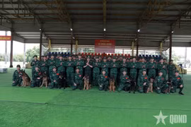 越南边防部队派出1支使用搜救犬的专业搜救队，共10名干部战士和8只搜救犬。图自《人民军队报》