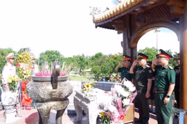 老挝青年军官代表团在广治古城敬香缅怀英烈。图自越通社