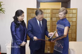 在樟宜国际机场送行时，新加坡数码发展及新闻部部长杨莉明向越共中央总书记、国家主席苏林和夫人赠送了一本记录总书记、国家主席和夫人在新加坡活动的照片集。图自越通社
