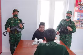 阮泰抱在非法运输2公斤毒品从柬埔寨进入越南时被抓获。图自越通社