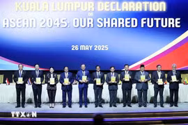 越南政府总理范明政与东盟各国及东帝汶领导人共同签署《<东盟2045：我们共同的未来>吉隆坡宣言》。图自越通社