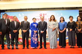 大使阮孟强（正中）与孟加拉国外交部国务秘书沙马·奥贝德·伊斯兰（右四）同东盟各国大使合影。图自越通社