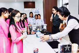 河内旅游专科学校的学生练习调酒。图自《人民军队报》