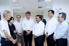 8月24日晚，由越共中央政治局委员、中央书记处常务书记陈锦秀率领的越南共产党高级代表团在新加坡人民行动党选民联络站和老巴刹美食中心进行了实地参观交流活动。图自越通社