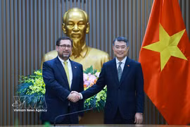 越南政府总理黎明兴与智利外交部长弗朗西斯科·佩雷斯·麦肯纳。图自越通社