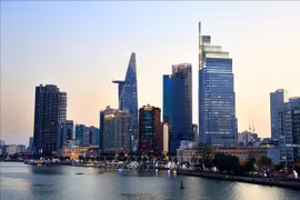 西贡河岸边儿的胡志明市一角。图自越通社