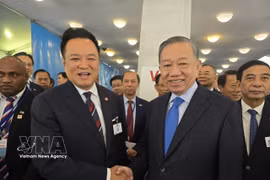 越共中央总书记、国家主席苏林与泰国总理阿努廷·参威拉军亲切握手。图自越通社
