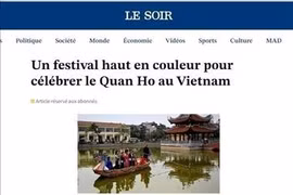 2月11日，比利时《晚报》在其“世界各地”专栏中发布了一篇题为《绚丽多彩的林庙会彰显官贺民歌之美》的文章。图自越通社