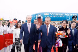 越共中央总书记、国家主席苏林和夫人在北京首都国际机场的欢迎仪式。图自越通社