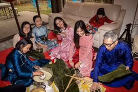 大使馆工作人员与在以色列越南人参加包粽子活动。图自越通社