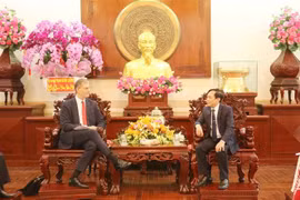 芹苴市人民委员会副主席阮玉贺与法国驻越南特命全权大使奥利维耶·布罗谢。图自越通社