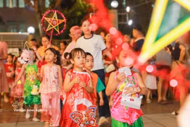 儿童们提着中秋灯笼游玩。图自越通社