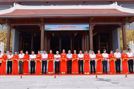 越南国会主席陈青敏为原越共中央总书记黎笋纪念馆落成剪彩。图自越通社