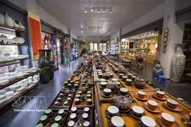 古老的钵场陶器村位于红河左岸，距市中心东南方向10多公里。这个工艺村始建于李朝时期，历经沧桑，却始终保留着“钵场”之名。图自越通社