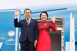 越南国会主席陈青敏偕夫人离开河内，启程对韩国和蒙古进行正式访问。图自越通社