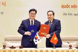 越南国会主席陈青敏2025年11月20日与韩国国会议长禹元植（Woo Won Shik）签署两国国会合作谅解备忘录。图自越通社