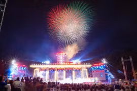 绚丽的烟花照亮河内统一公园的天空，庆祝南方解放、国家统一50周年。图自越通社