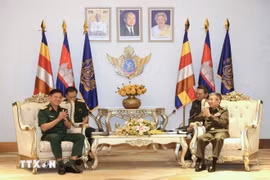 阮长胜中将与柬埔寨国防部国务秘书柴桑云大将。图自越通社