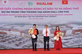 芹苴市人民委员会主席张景宣向越南Aoeon公司领导颁发投资许可证。图自越通社