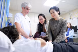 越共中央总书记、国家主席夫人吴芳璃亲切慰问比利时儿童大学医院患者。图自越通社