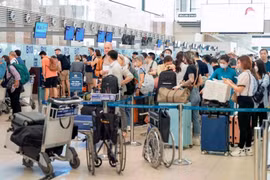 内排国际机场办理登记手续的游客。图自越通社