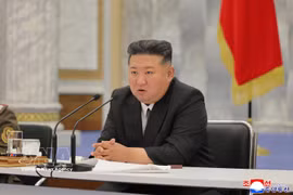 朝鲜第十五届最高人民会议第一次会议再次推举金正恩同志为朝鲜国务委员会委员长。图自越通社