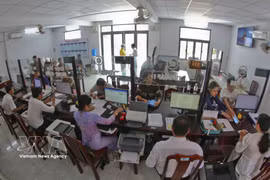 民众在芹苴市火进乡公共行政服务中心办理行政手续。图自越通社