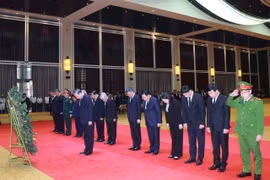 苏林总书记和越南党、国家高级代表团吊唁坎代·西潘敦同志逝世。图自越通社