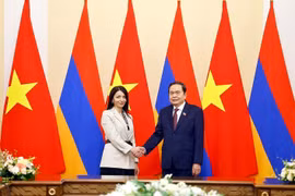 越南国会主席陈青敏与亚美尼亚-越南友好议员小组主席哈斯米克·哈科比扬。图自越通社
