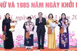 国会主席陈青敏向国会副主席阮氏青及女性国会代表赠送鲜花和礼物。图自越通社