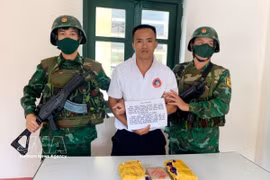 被警方逮捕的犯罪嫌疑人梁文绥（左二）。图自越通社