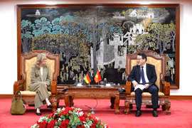 财政部副部长陈国方与德国复兴信贷银行董事会成员克里斯蒂安娜·莱巴赫。图自越通社