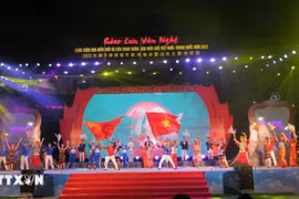 联欢会歌舞《越南-云南一首歌》和《越南-中国》。图自越通社