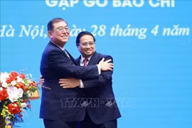 越南政府总理范明政（右）与日本首相石破茂（左）。图自越通社