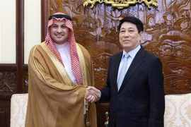 越南国家主席梁强与沙特阿拉伯驻越特命全权大使穆罕默德·伊斯梅尔·A·达赫维。图自越通社