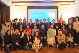 与会代表合影留念。图自越通社