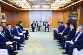 范明政在会见中国商用飞机有限责任公司（COMAC）副总经理沈波。图自越通社
