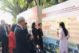 各位代表参观展览会。图自越通社