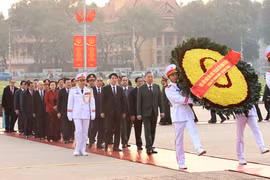 越南党、国家、中央军委和国防部领导人入陵瞻仰胡志明主席遗容。图自越通社