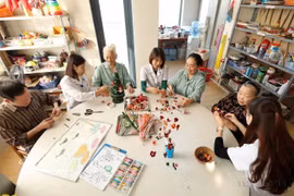 老年患者在中央老科医院理疗与康复科接受治疗。图自越通社