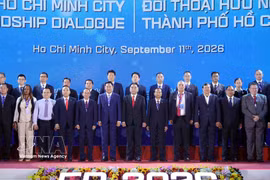 出席对话会的各位代表合影。图自越通社