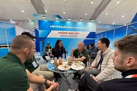 陆军认可媒体集团的记者和军事分析专家在展会上与人民军队报记者进行讨论（图片来源：人民军队报）