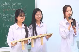 海防市黎青毅坊鸿光高中学生一节使用外语和模型教学的数学课。图自 越通社